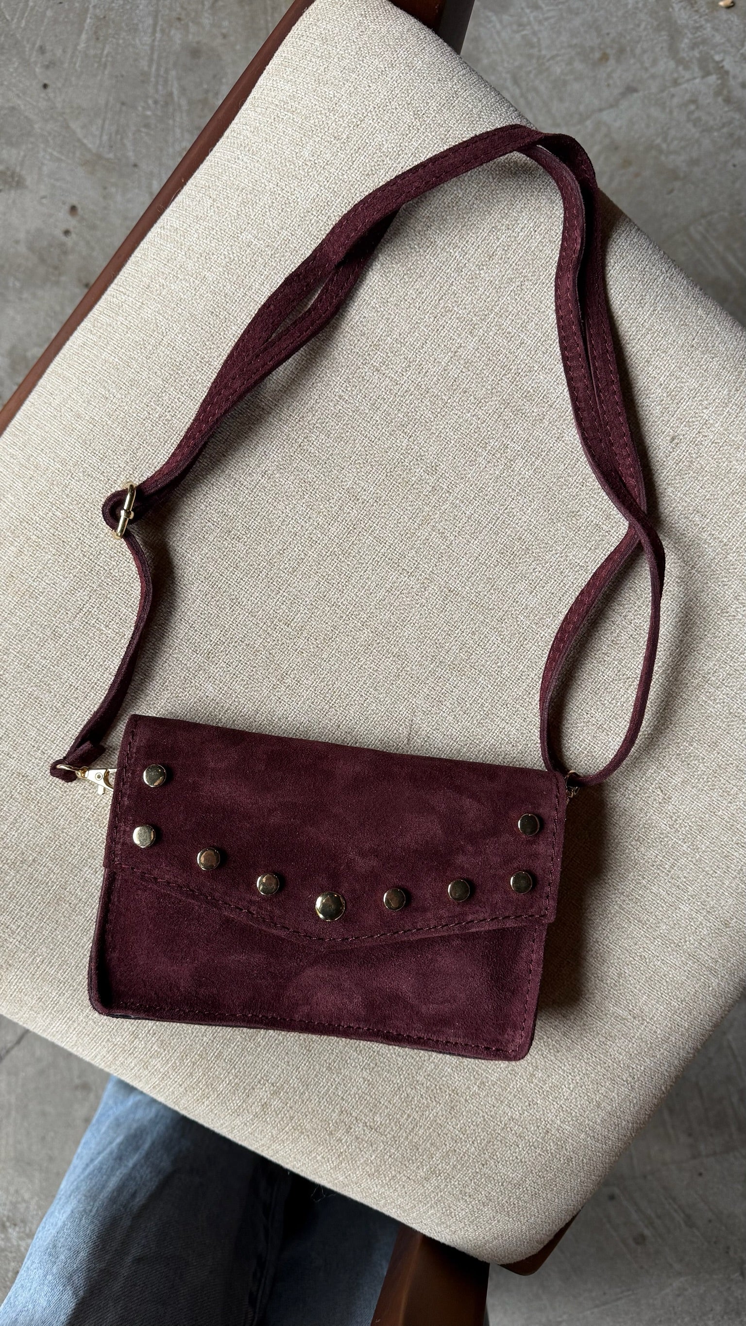 Tasje studs bordeaux suede Sem
