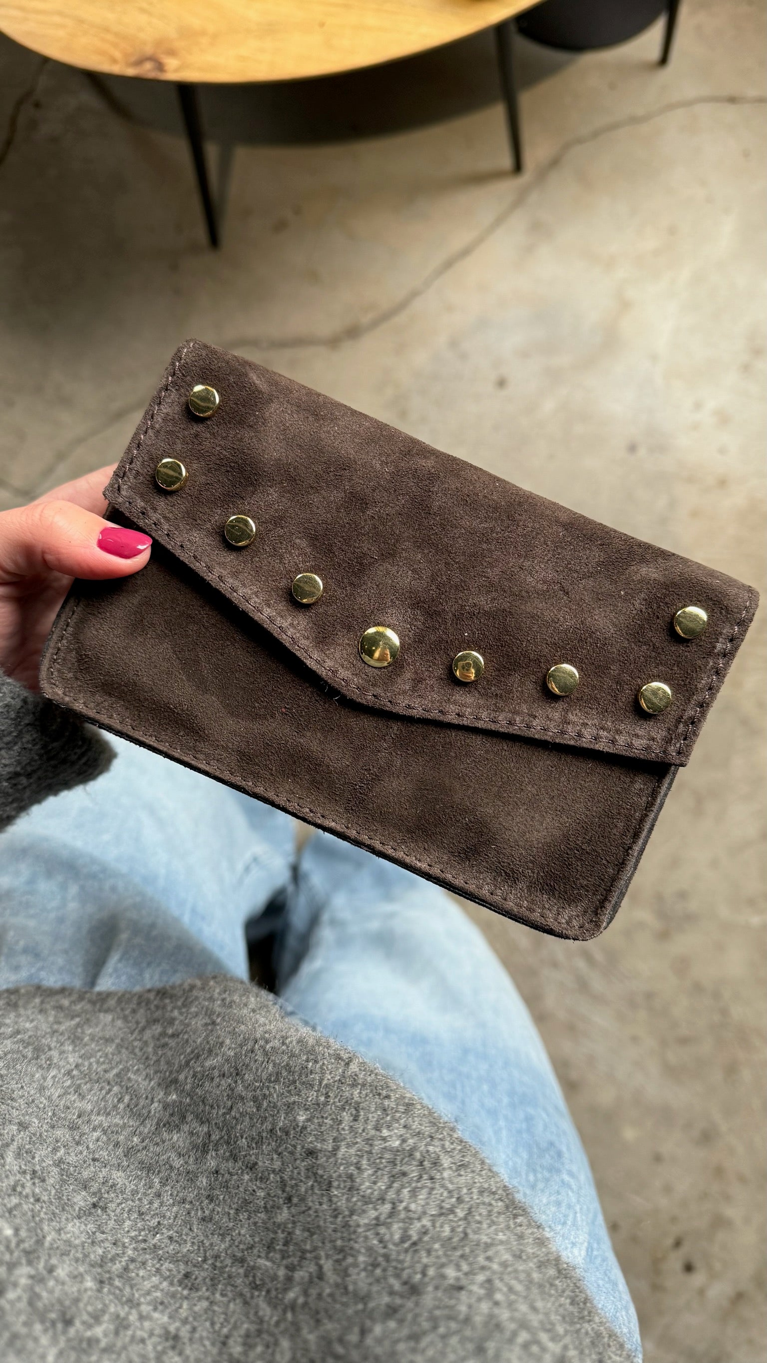 Tasje studs donkerbruin suede Sem