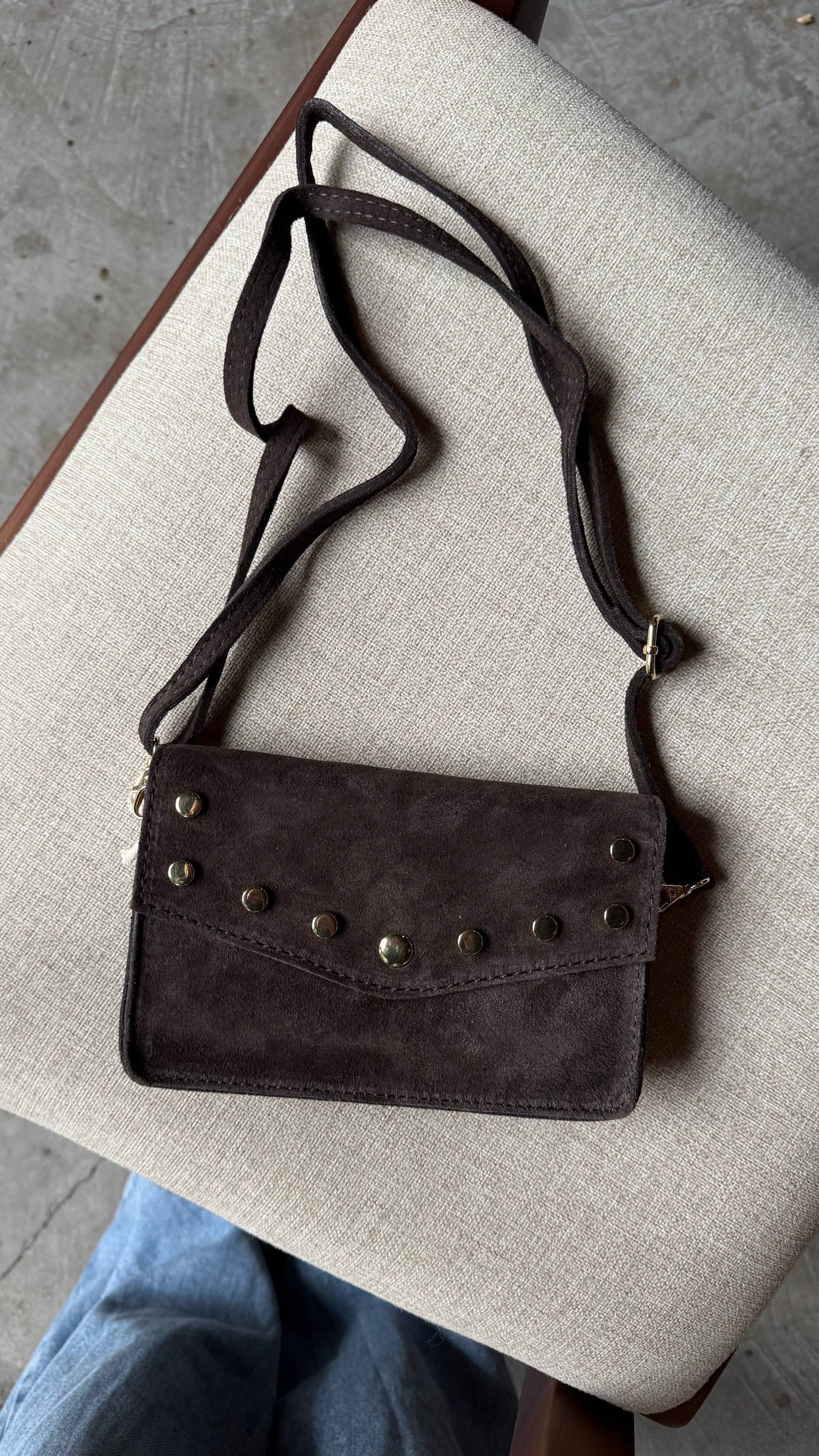 Tasje studs donkerbruin suede Sem